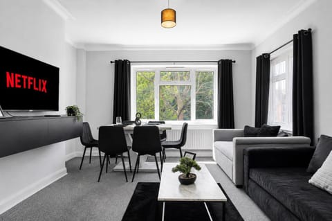 Communal lounge/ TV room, TV and multimedia, Living room, Seating area, Dining area, Evening entertainment