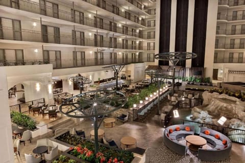 Property building, Restaurant/places to eat, Communal lounge/ TV room, Night, Banquet/Function facilities, Seating area, Evening entertainment
