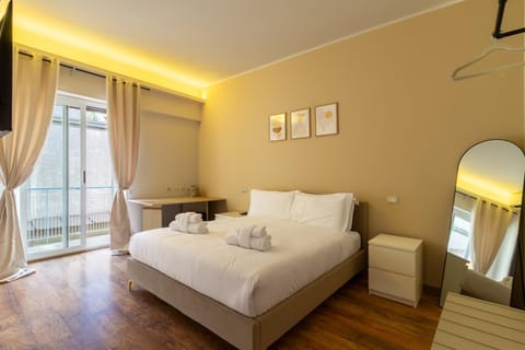 Bed, Living room, Photo of the whole room, Bedroom