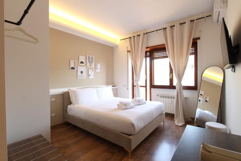 Bed, TV and multimedia, Living room, Photo of the whole room, Seating area, Bedroom