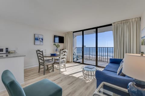 Communal lounge/ TV room, Natural landscape, View (from property/room), Balcony/Terrace, Living room, Seating area, Sea view
