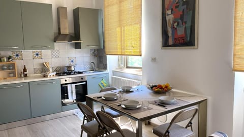 Coffee/tea facilities, Kitchen or kitchenette, Dining area, dishwasher, stove, toaster