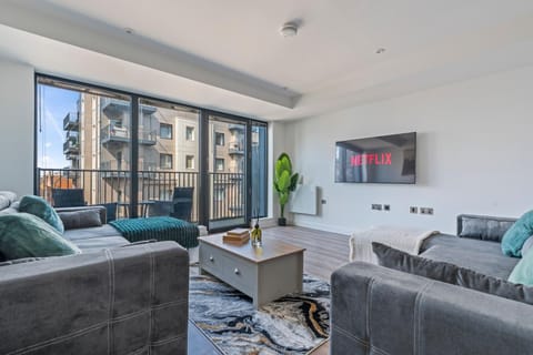 TV and multimedia, Living room, Seating area, Evening entertainment