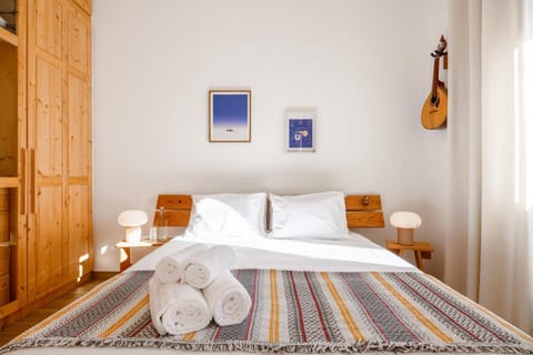 Photo of the whole room, Bedroom, towels, wardrobe