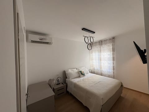 Bed, Photo of the whole room, Bedroom, air conditioner