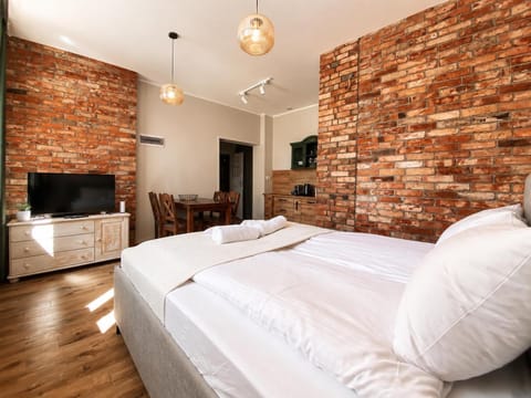 Communal lounge/ TV room, Bed, TV and multimedia, Living room, Photo of the whole room, Seating area, Evening entertainment, Bedroom, towels