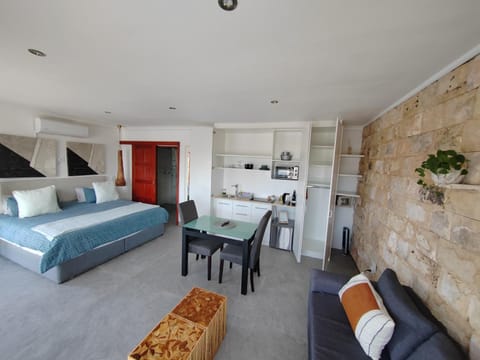 Bed, Kitchen or kitchenette, Living room, Photo of the whole room, Seating area, Dining area, Bedroom