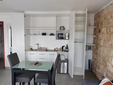 Coffee/tea facilities, Kitchen or kitchenette, Dining area, minibar, stove