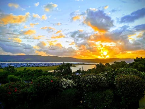 Nearby landmark, Day, Neighbourhood, Natural landscape, Other, Lake view, Mountain view, River view, Shopping Area, Sunset