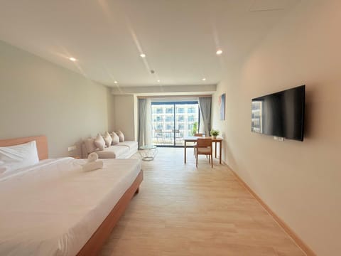 Bed, TV and multimedia, Photo of the whole room, Bedroom