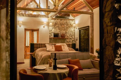 Bed, Photo of the whole room, Seating area, Dining area