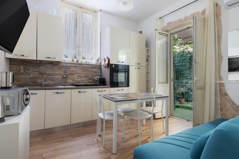 TV and multimedia, Kitchen or kitchenette, Seating area, Dining area, oven, stove, kitchen
