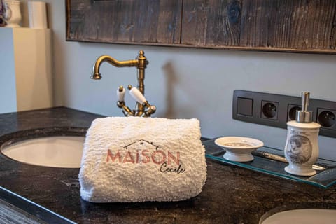 Coffee/tea facilities, towels