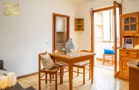 Kitchen or kitchenette, Seating area, Dining area