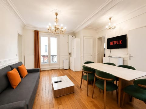 TV and multimedia, Living room, Seating area, Dining area