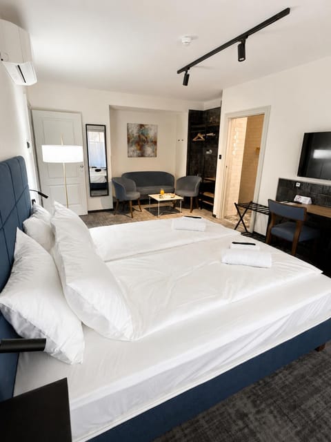 Bed, TV and multimedia, Photo of the whole room, Bedroom