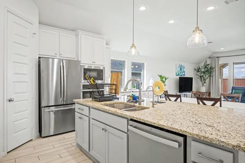Kitchen or kitchenette, dishwasher