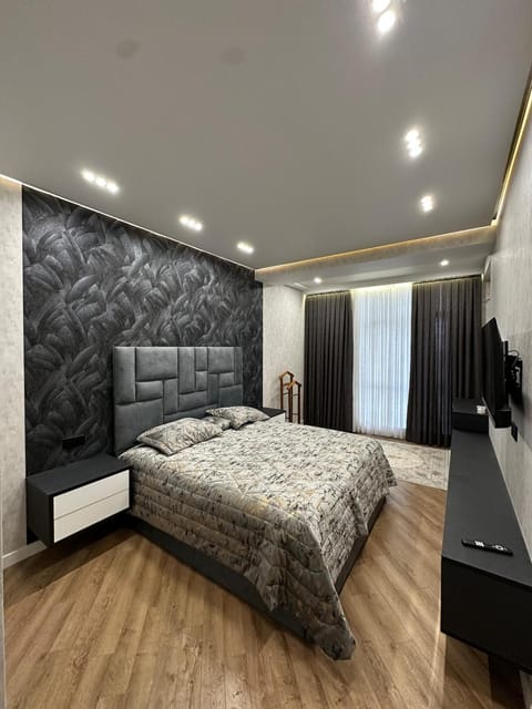 Bed, TV and multimedia, Photo of the whole room, Bedroom