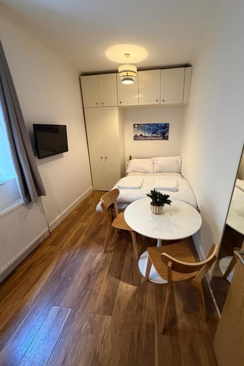 Bed, TV and multimedia, Seating area, Bedroom
