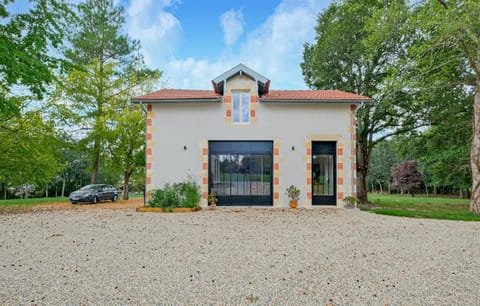 Property building, Spring, Day, Garden, Parking