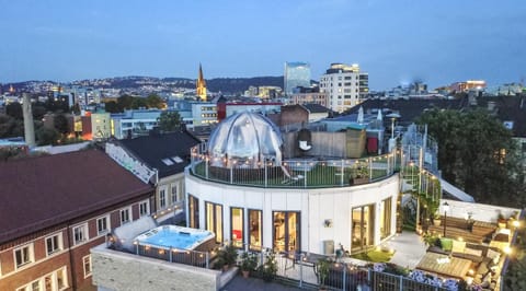 Property building, Hot Tub, Balcony/Terrace, City view