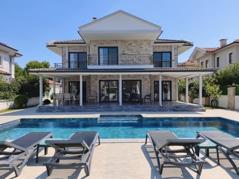 Property building, Patio, Day, Pool view, Swimming pool, sunbed