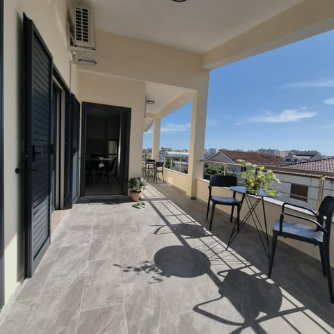 Property building, Patio, View (from property/room), Balcony/Terrace, Living room, Seating area, Dining area