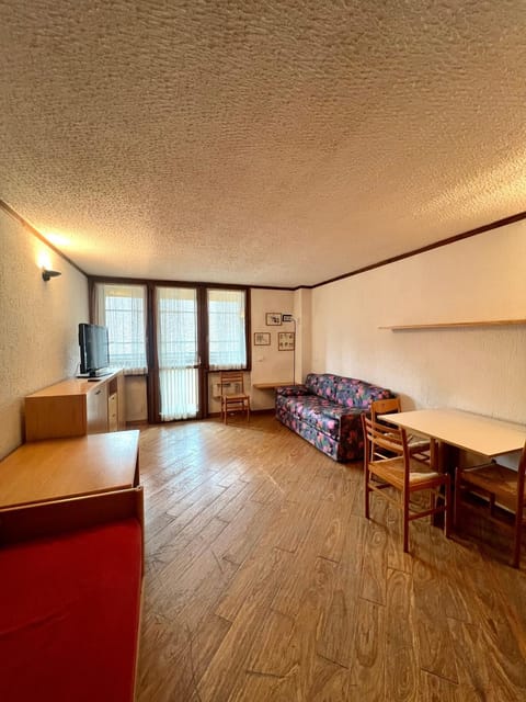 Bed, Living room, Seating area, Dining area