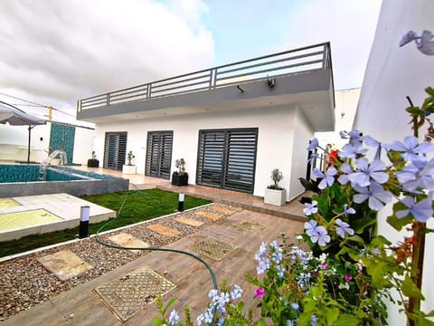 Property building, Patio, Day, Garden, Garden view, Pool view, Swimming pool, sunbed
