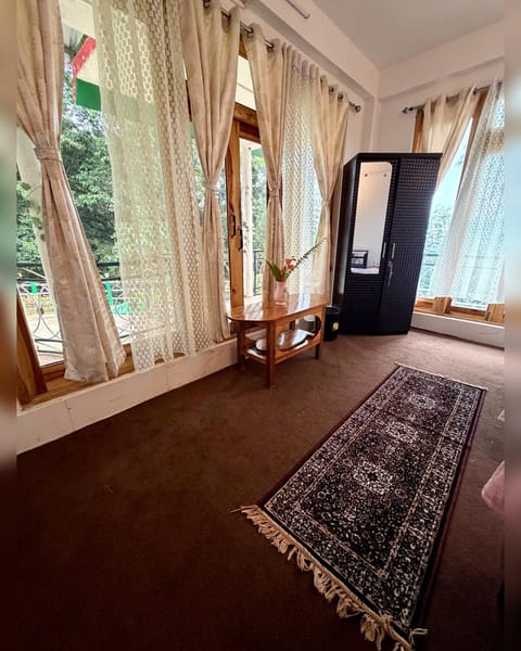 Photo of the whole room, Bedroom, wardrobe