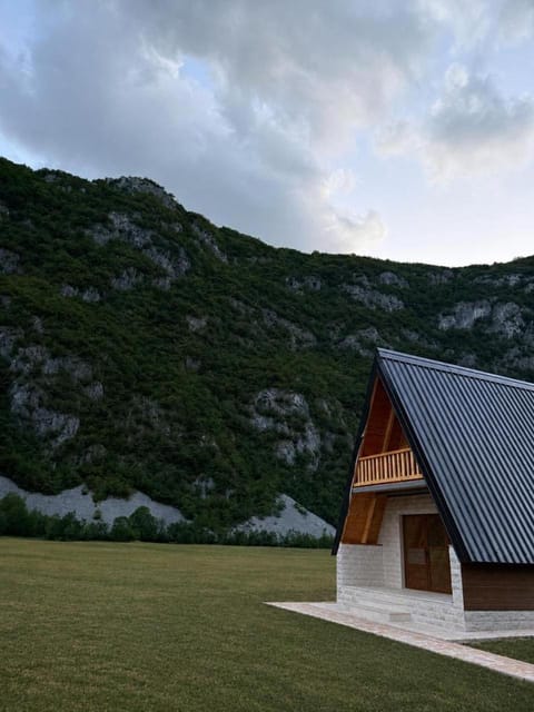 Property building, Day, Natural landscape, Garden, Mountain view