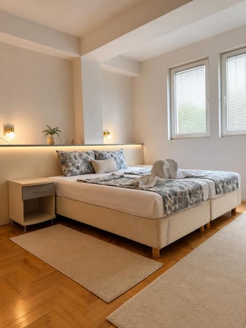 Bed, Living room, Photo of the whole room, Seating area, Bedroom