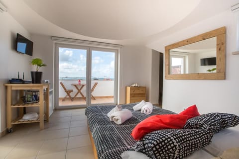 Restaurant/places to eat, Communal lounge/ TV room, Natural landscape, BBQ facilities, Balcony/Terrace, Beach, Beach, Communal kitchen, Supermarket/grocery shop, Shopping Area