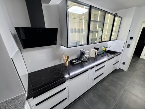 TV and multimedia, Coffee/tea facilities, Kitchen or kitchenette, stove, toaster
