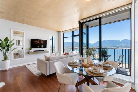 Natural landscape, TV and multimedia, View (from property/room), Balcony/Terrace, Living room, Seating area, Dining area, Evening entertainment, Mountain view, Sea view