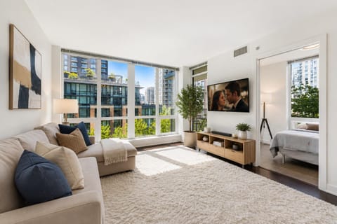 Bed, TV and multimedia, Living room, Photo of the whole room, Seating area, Evening entertainment, Bedroom