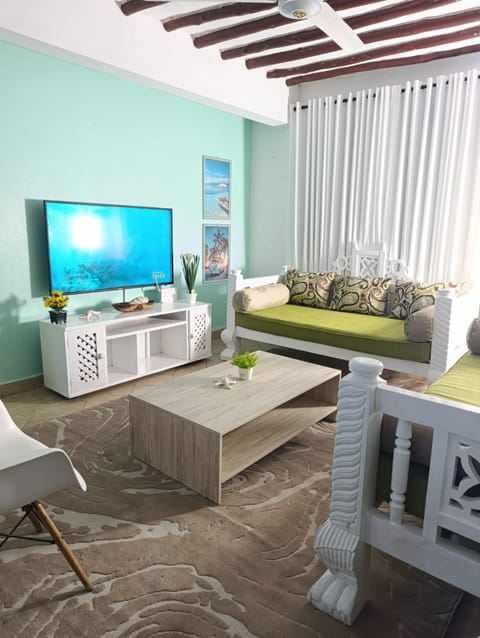 Communal lounge/ TV room, TV and multimedia, Living room, Seating area