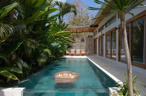 Swimming pool, Breakfast