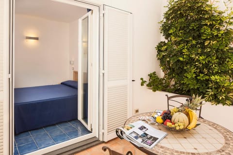 Photo of the whole room, Inner courtyard view