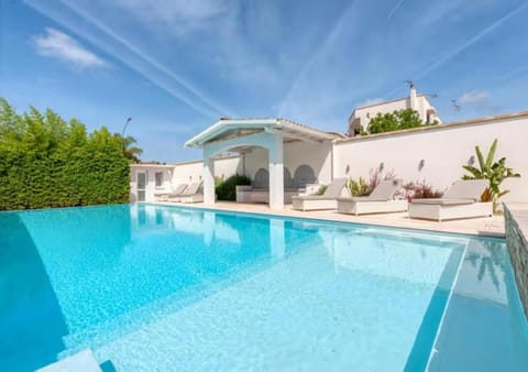 Day, Swimming pool, sunbed