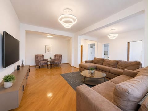 Communal lounge/ TV room, TV and multimedia, Living room, Seating area, Evening entertainment