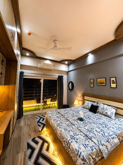 Bed, TV and multimedia, Living room, Photo of the whole room