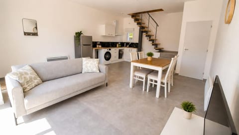 Communal lounge/ TV room, TV and multimedia, Living room, Seating area, Dining area