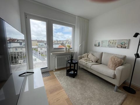 View (from property/room), Balcony/Terrace, Living room