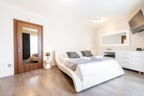 Bed, TV and multimedia, Bedroom