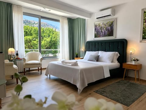Bed, Seating area
