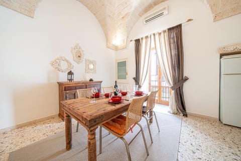 Kitchen or kitchenette, Living room, Food and drinks, Seating area, Dining area, Food, air conditioner