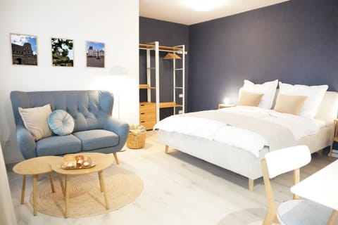 Bed, Living room, Photo of the whole room, Seating area, Bedroom