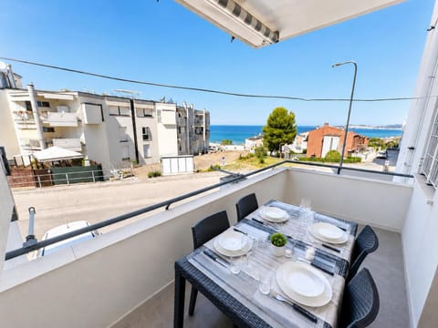 Property building, View (from property/room), Balcony/Terrace, Food and drinks, Dining area, Food, Sea view