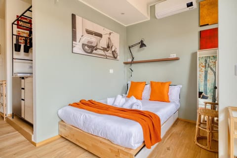 Bed, Photo of the whole room, Seating area, Bedroom, towels